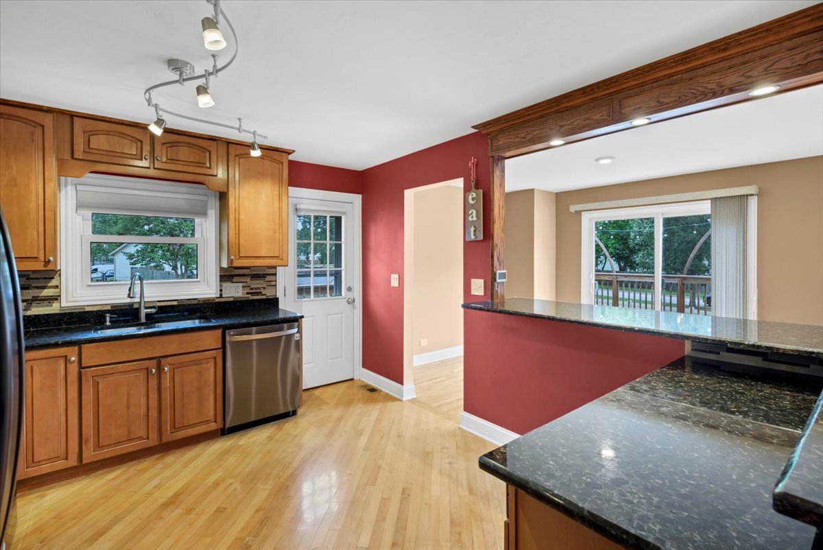 27 Spring Valley Lane Streamwood, IL 60107 - Photo 7 of 32 Gallery Image 7