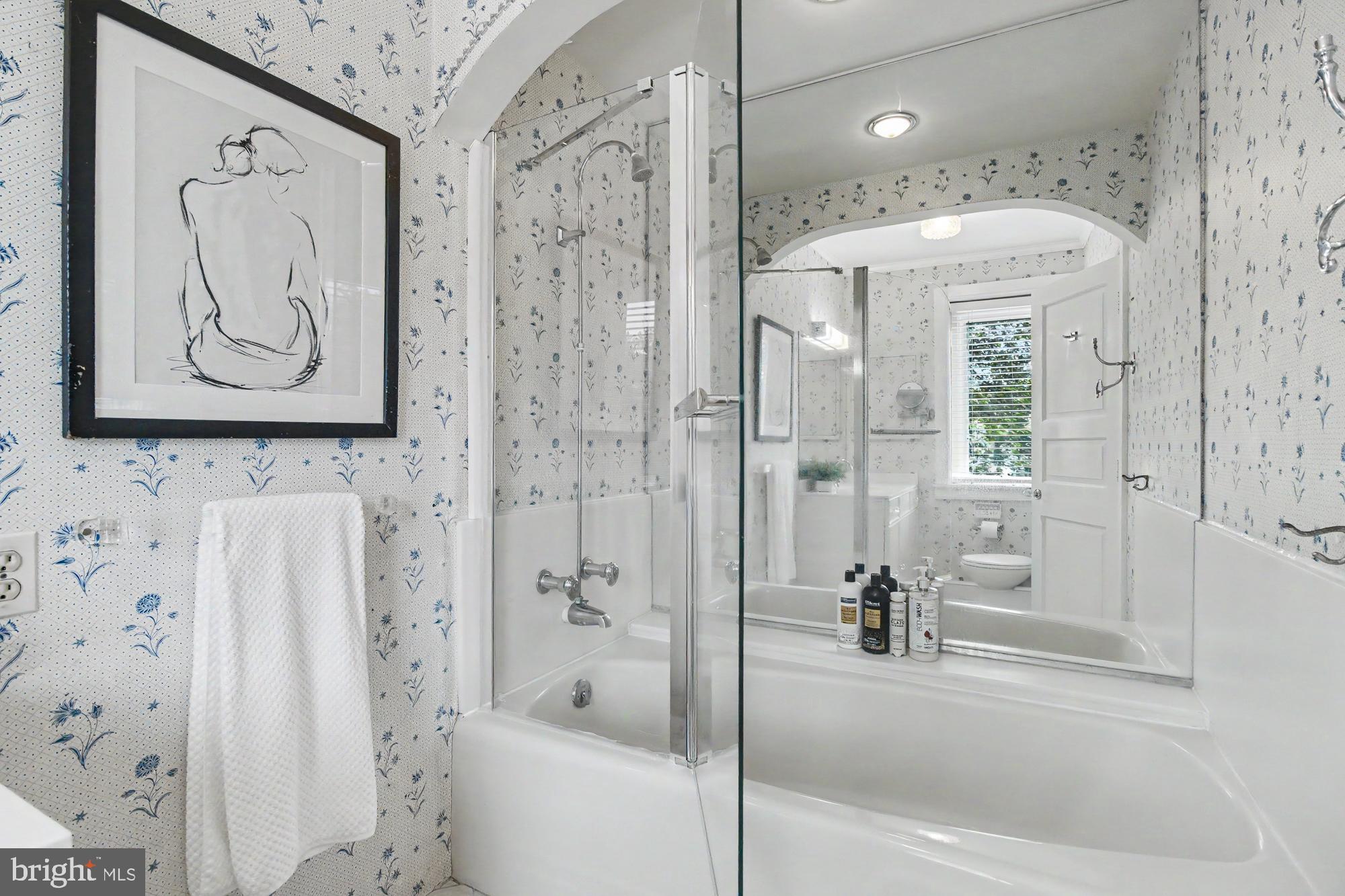 18535 Foreston Road Parkton, MD 21120 - Photo 38 of 101 Primary ensuite one with tub/shower combo.