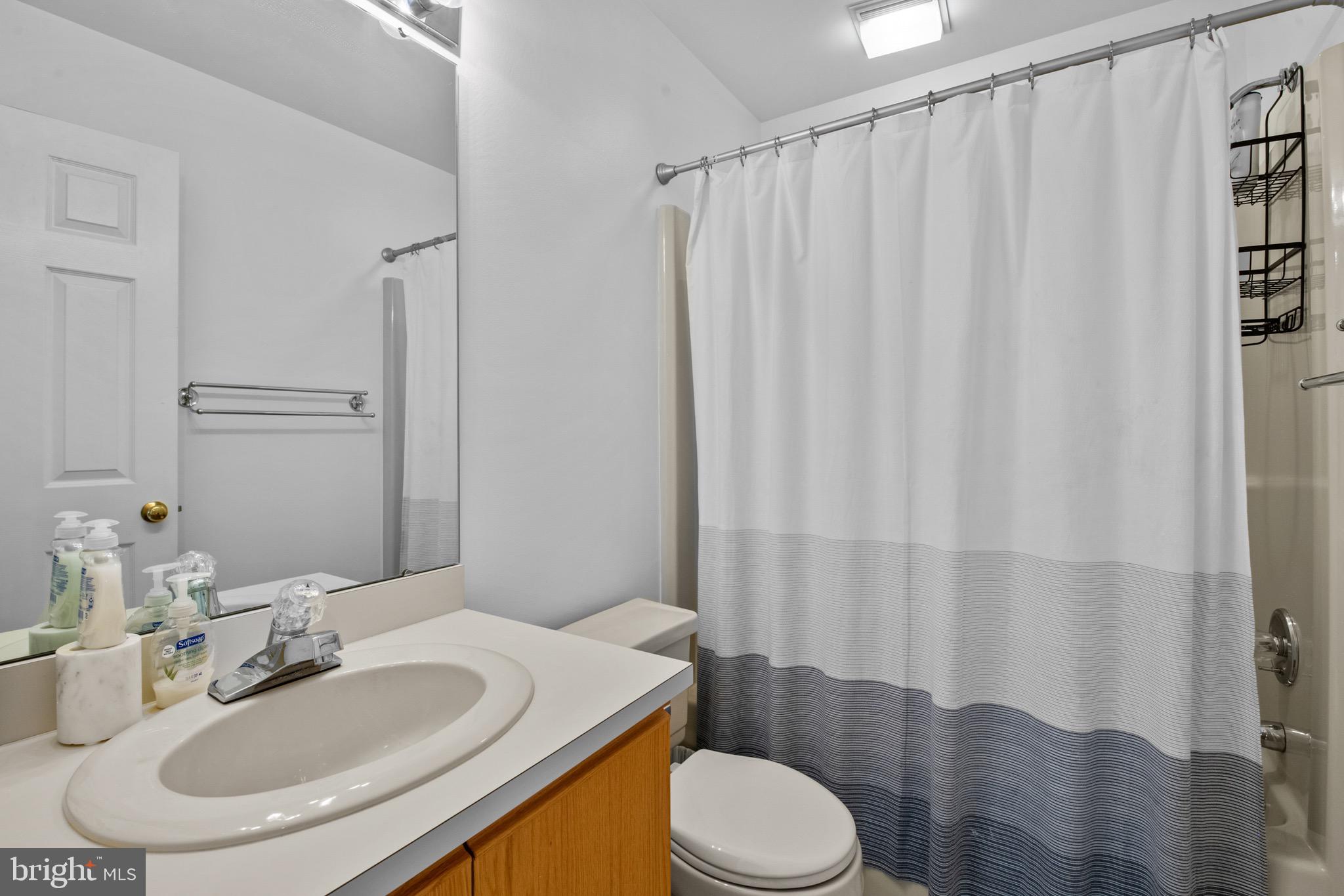 1964 Meadow Lane Reading, PA 19610 - Photo 26 of 31 Bath for second bedroom