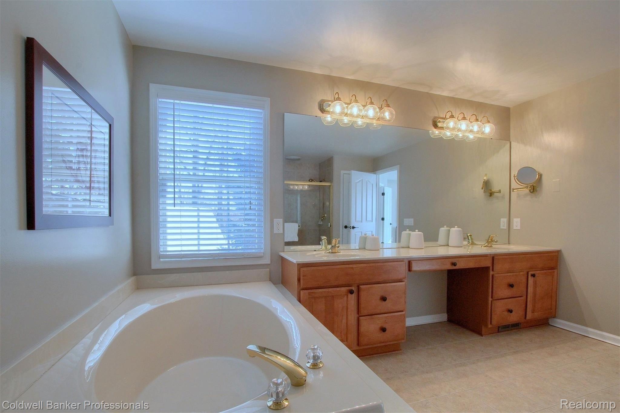 1348 Legacy Court Canton, MI 48187 - Photo 27 of 38 Soaking Tub