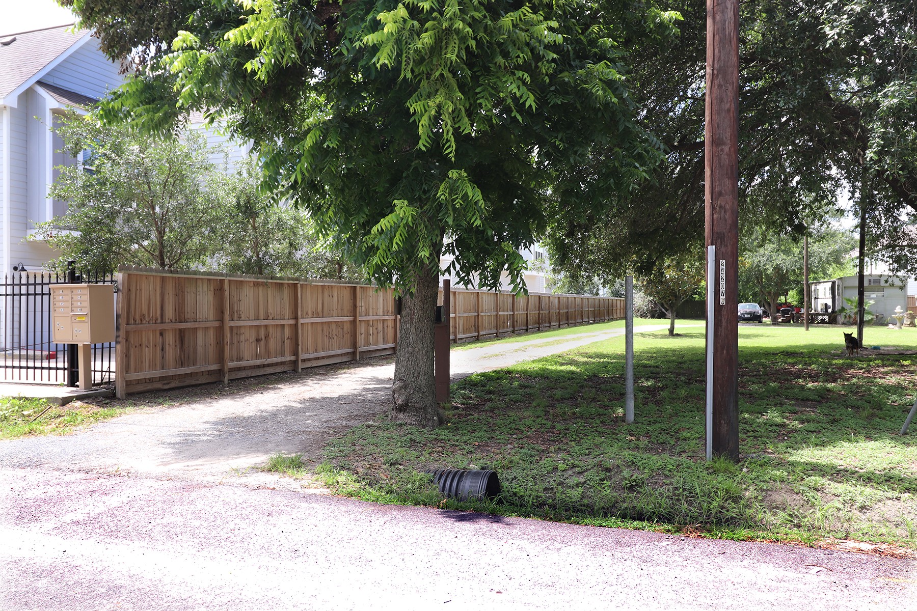 853 Rachel Street Houston, TX 77091 - Photo 3 of 13 Expansive fence line outlines the boundaries of this oversized lot.