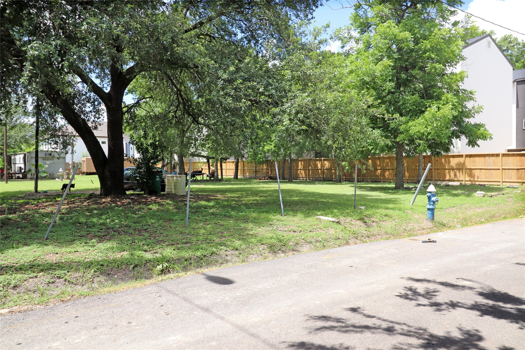 853 Rachel Street Houston, TX 77091 - Photo 7 of 13 853 Rachel has a frontage of approx 124'