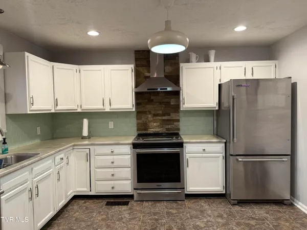 $3,000 | 146 East Park Drive, Unit 5, Kingsport, TN 37660