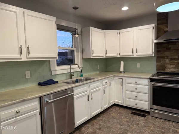 $3,000 | 146 East Park Drive, Unit 5, Kingsport, TN 37660