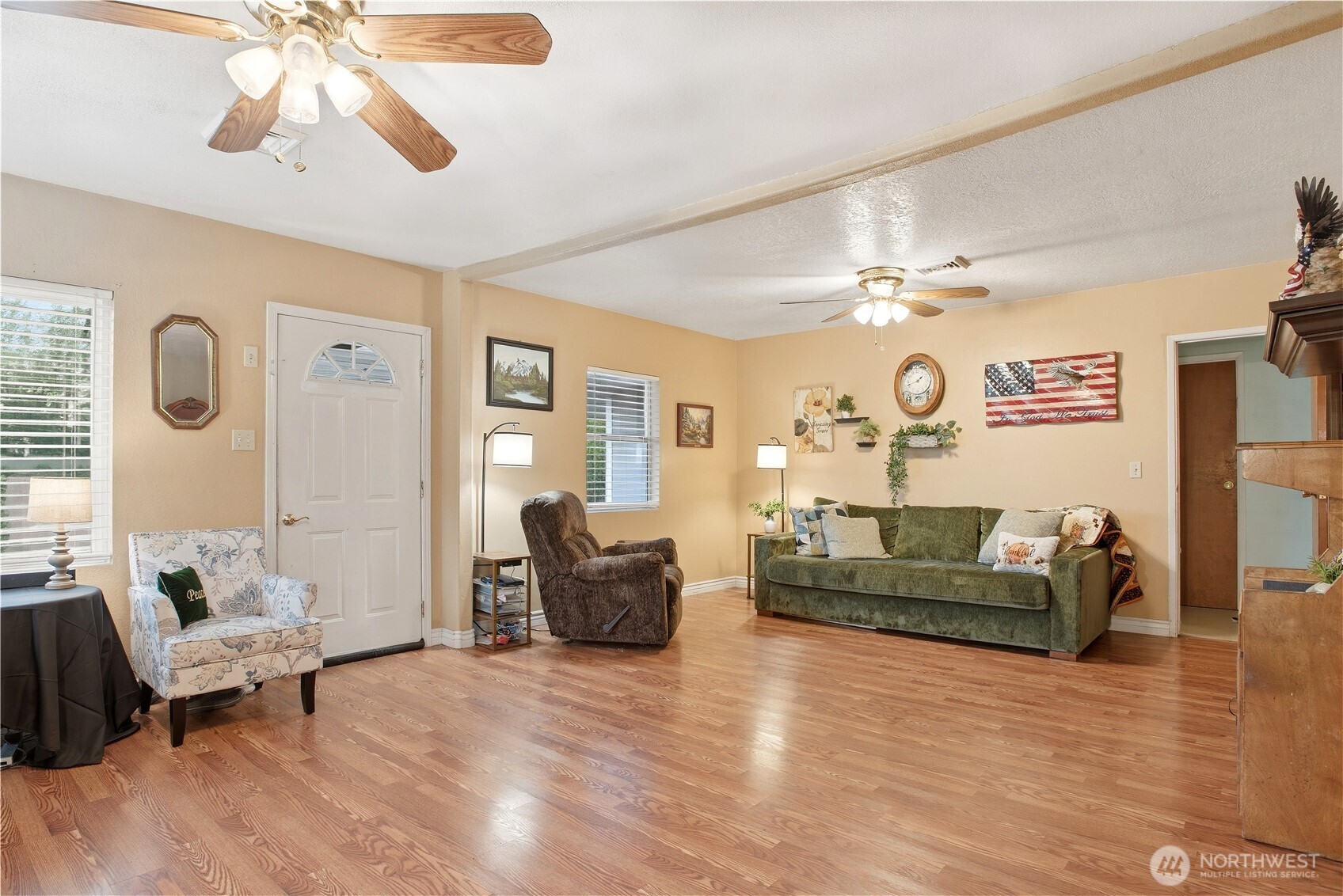 3506 Columbia Heights Road Longview, WA 98632 - Photo 8 of 22 a living room with furniture and wooden floor