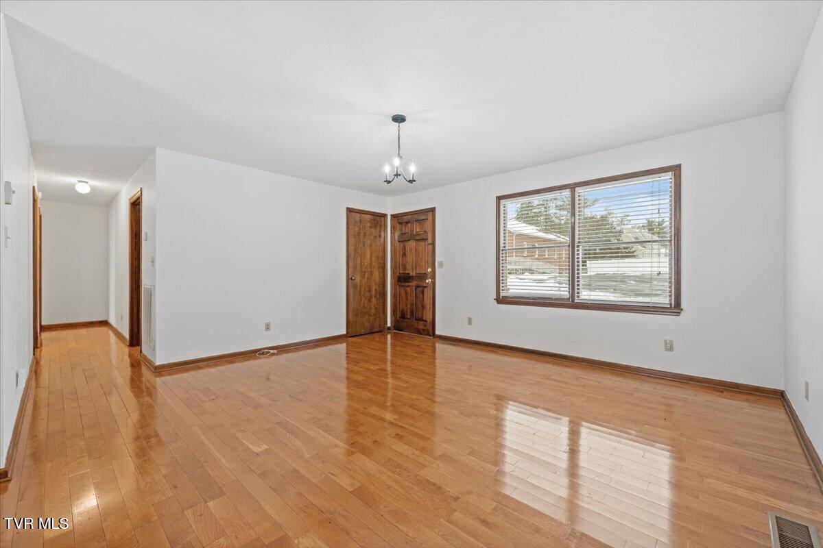 836 Colonial Road Southwest Abingdon, VA 24210 - Photo 4 of 35 04-HPO2215