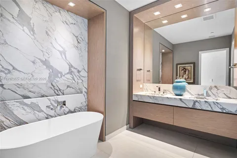 $2,850,000 | 900 Brickell Key Boulevard, Unit 2004, Miami, FL 33131