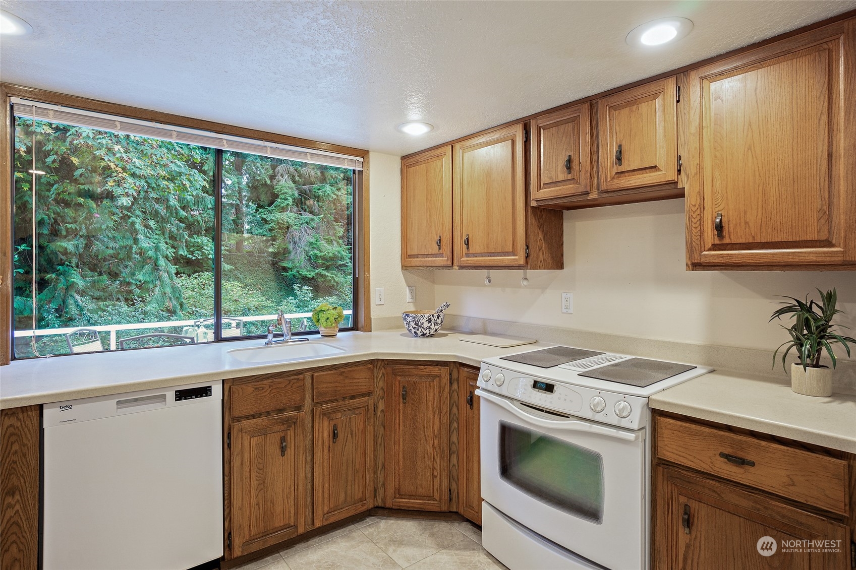 19918 89th Place West Edmonds, WA 98026 - Photo 14 of 40 Gallery Image 14