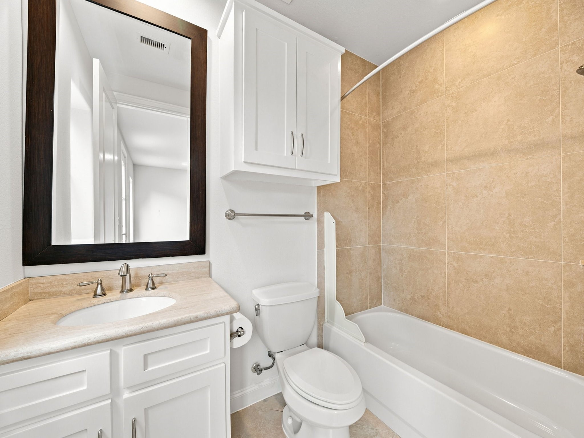 911 Queen Annes Road Houston, TX 77024 - Photo 31 of 37 Ensuite Bathroom for Bedroom 3 on the Second Floor