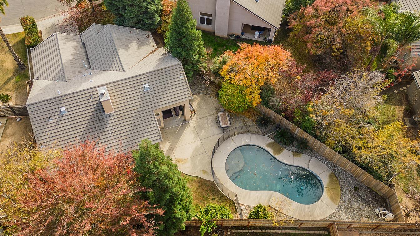 2074 East Revere Road Fresno, CA 93720 - Photo 34 of 39 a backyard of a house with lots of green space