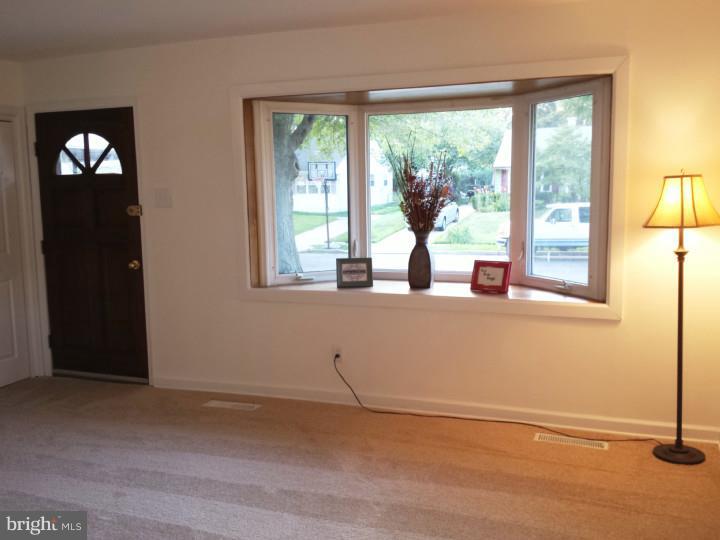 318 East Rudderow Avenue Maple Shade, NJ 08052 - Photo 8 of 21 Living Room