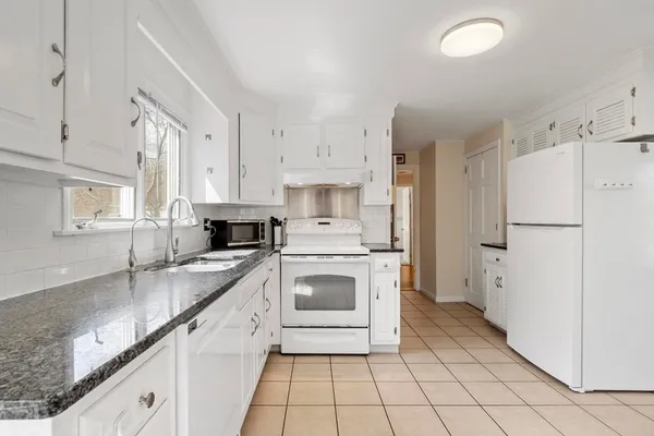 $699,900 | 172 High Street, Chelmsford, MA 01824