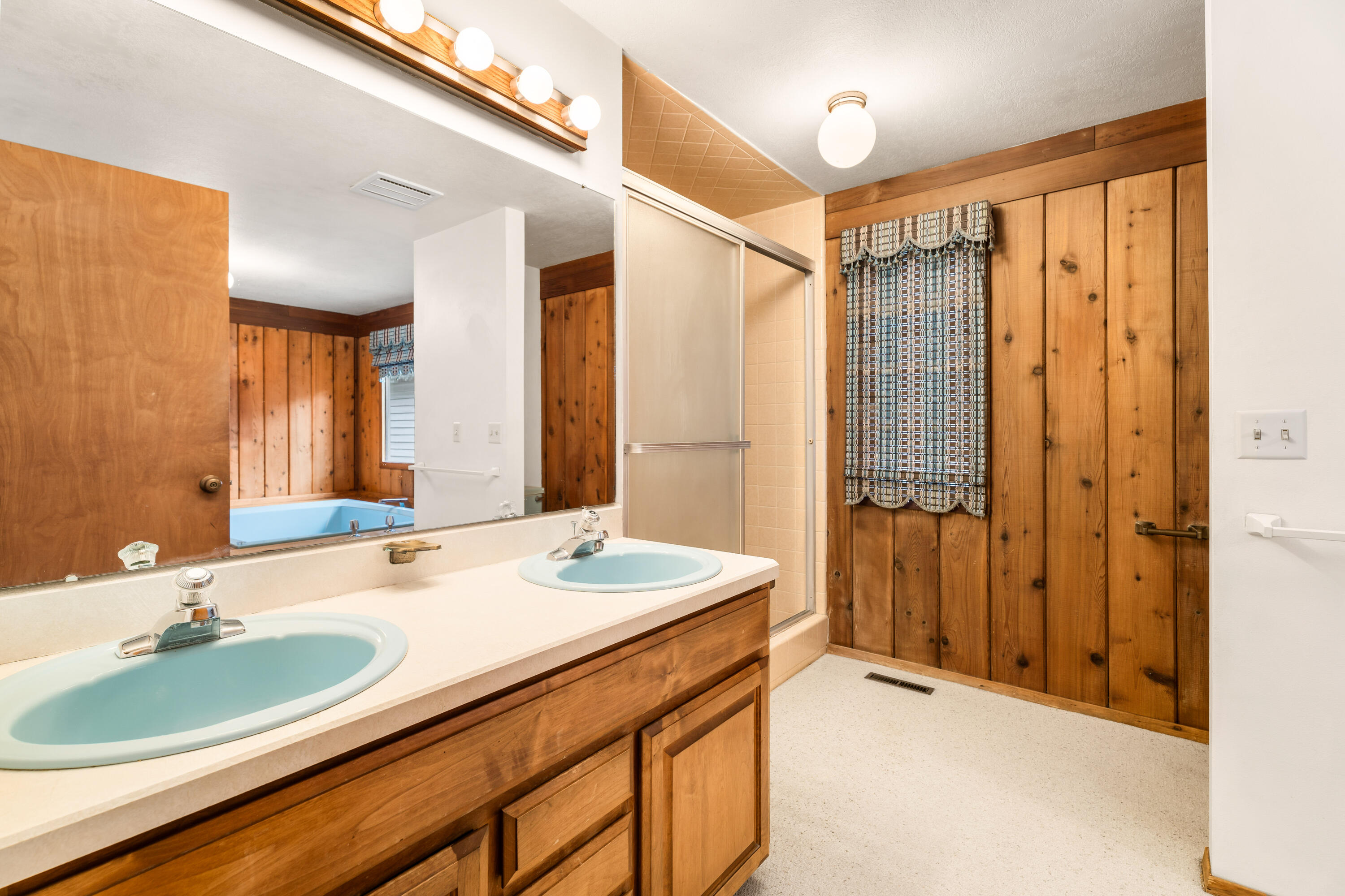 1670 Northwest Putnam Road Bend, OR 97703 - Photo 24 of 40 38-Bathroom