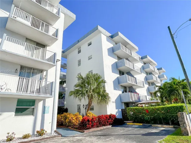 $1,900 | 1801 South Treasure Drive, Unit 211, North Bay Village, FL 33141