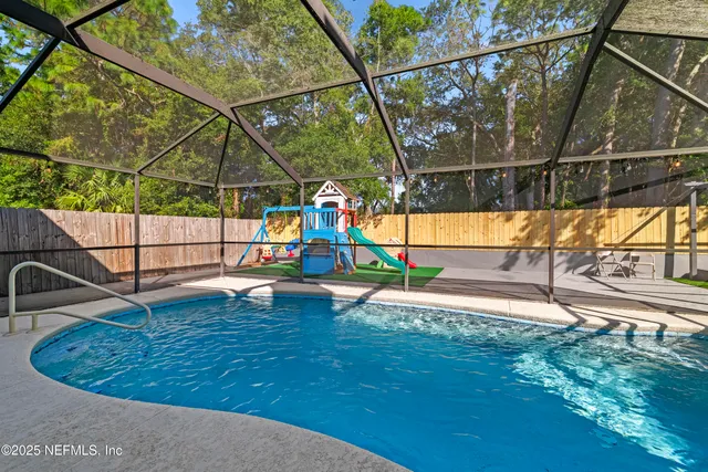 a view of a backyard