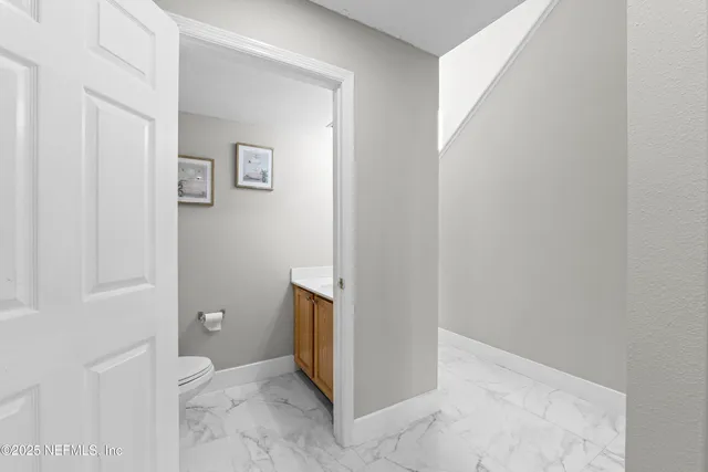 a view of entryway and kitchen