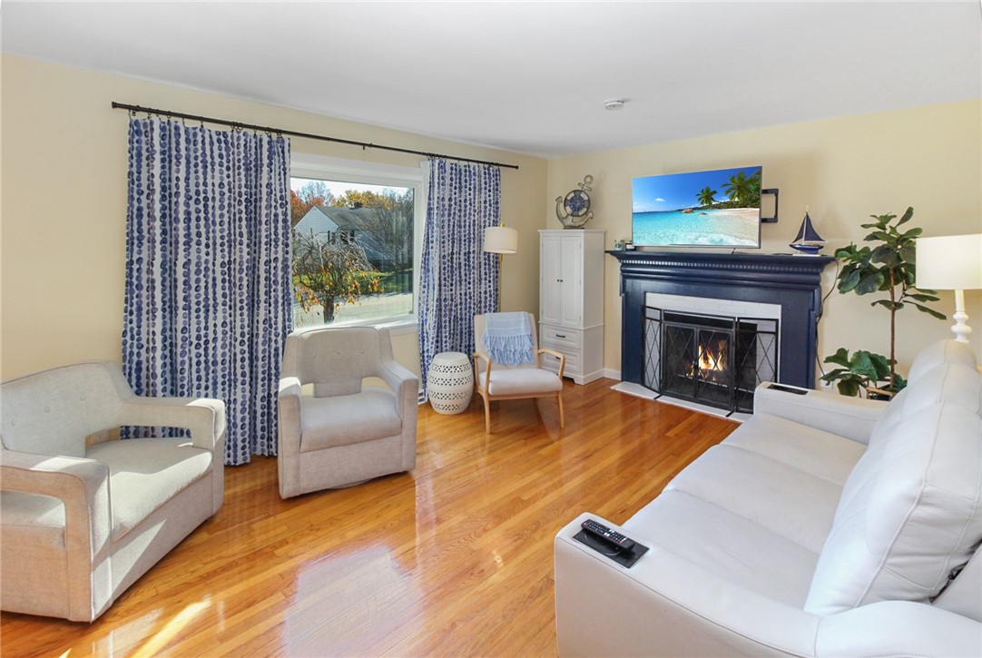 17 Wood Road Middletown, RI 02842 - Photo 3 of 25