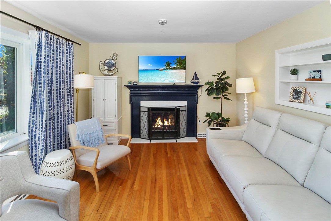 17 Wood Road Middletown, RI 02842 - Photo 4 of 25