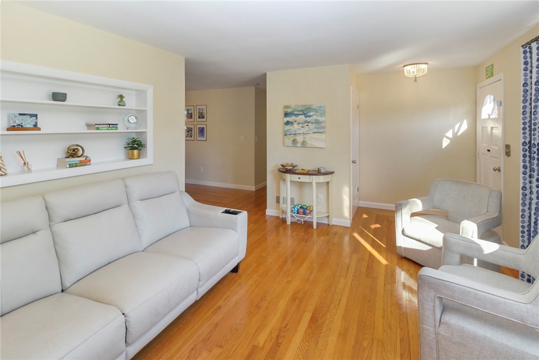 17 Wood Road Middletown, RI 02842 - Photo 7 of 25