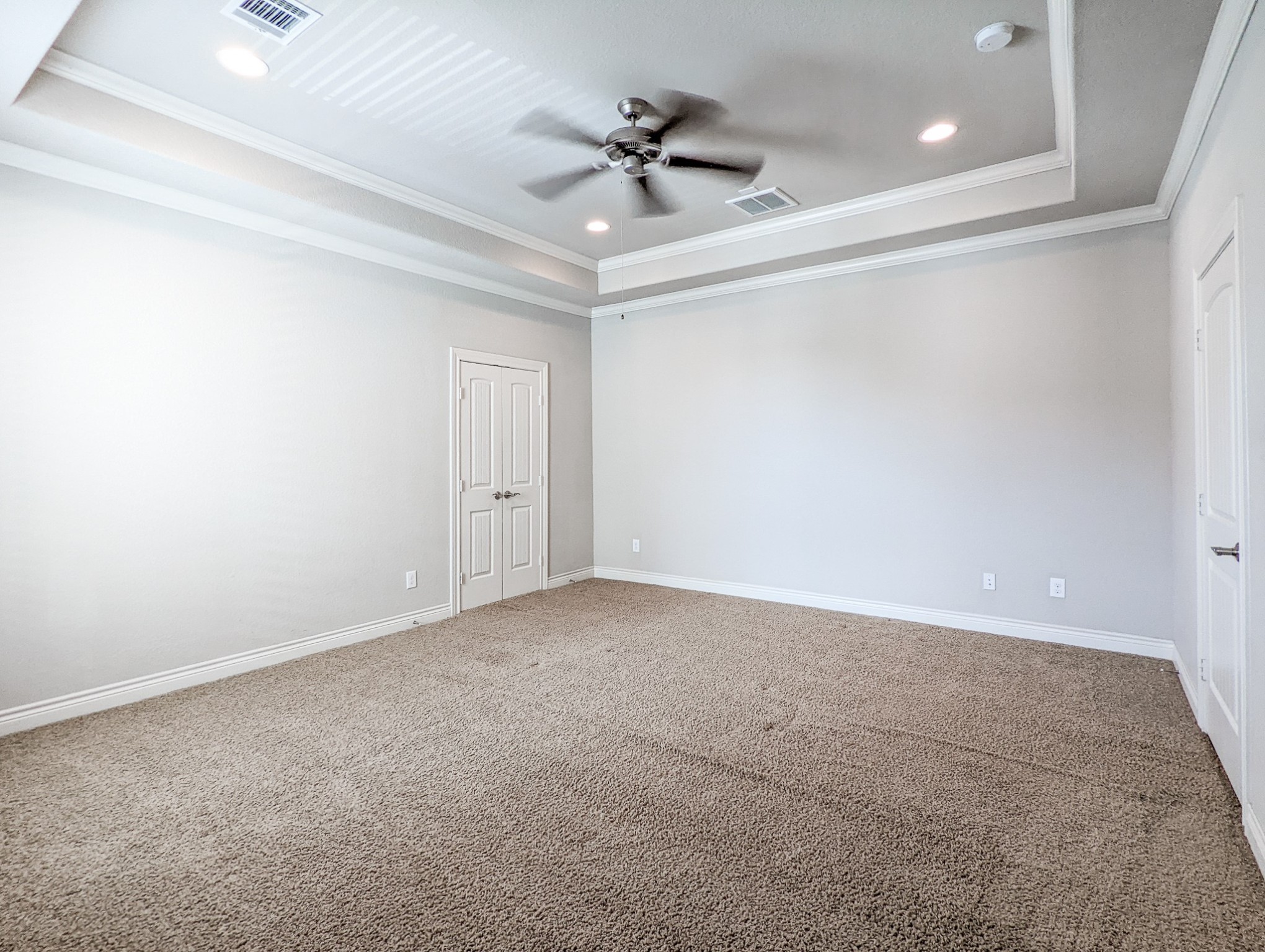 5323 Kiam Street Houston, TX 77007 - Photo 17 of 28 an empty room with a ceiling fan and a window