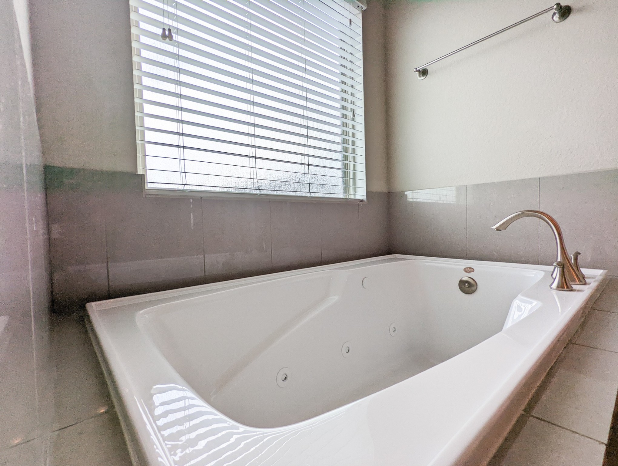 5323 Kiam Street Houston, TX 77007 - Photo 20 of 28 a bathroom with a bathtub