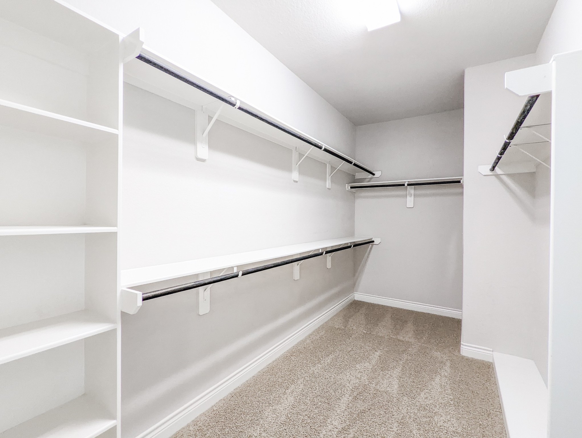 5323 Kiam Street Houston, TX 77007 - Photo 21 of 28 a view of walk in closet