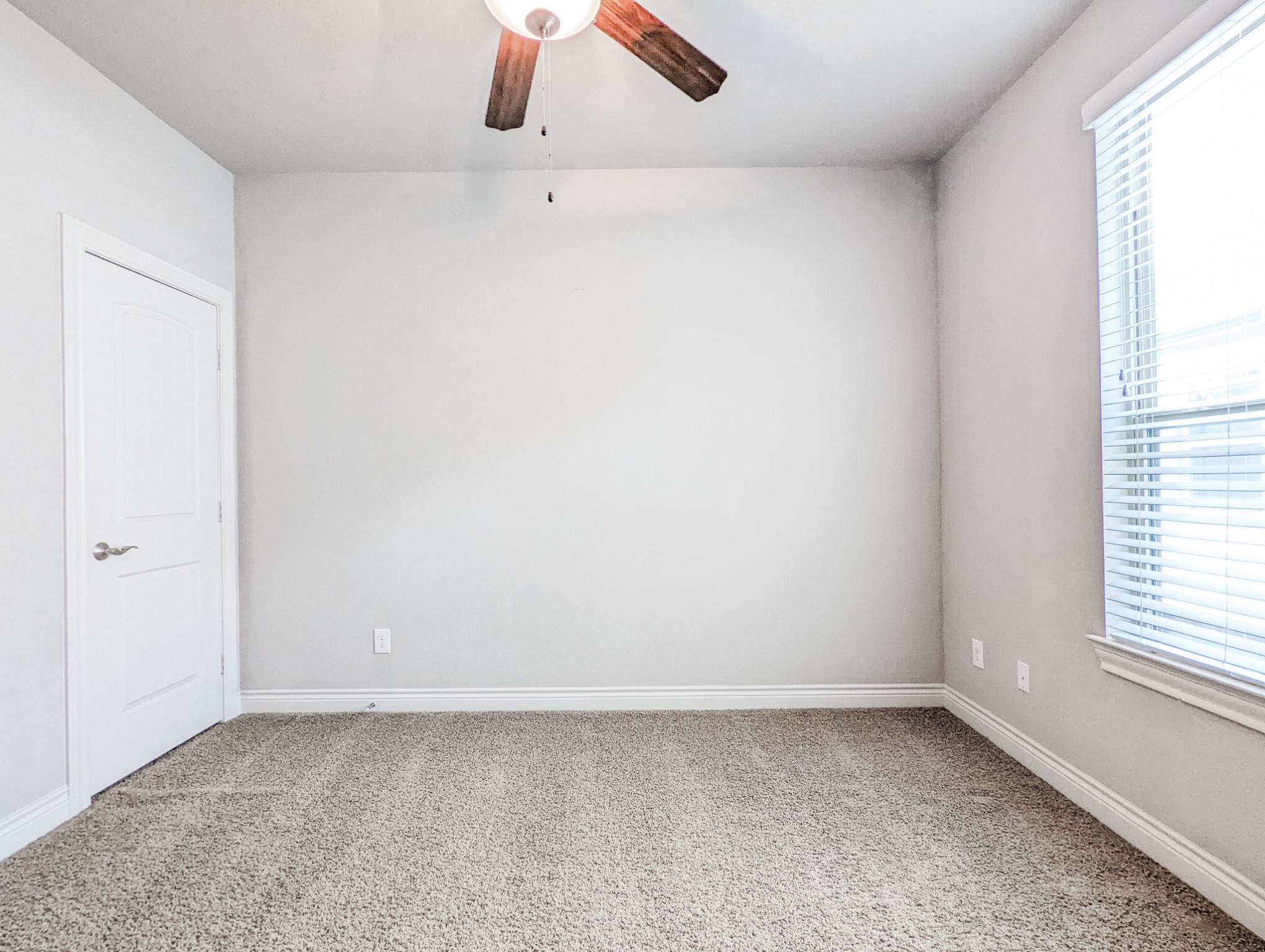 5323 Kiam Street Houston, TX 77007 - Photo 23 of 28 an empty room with a window