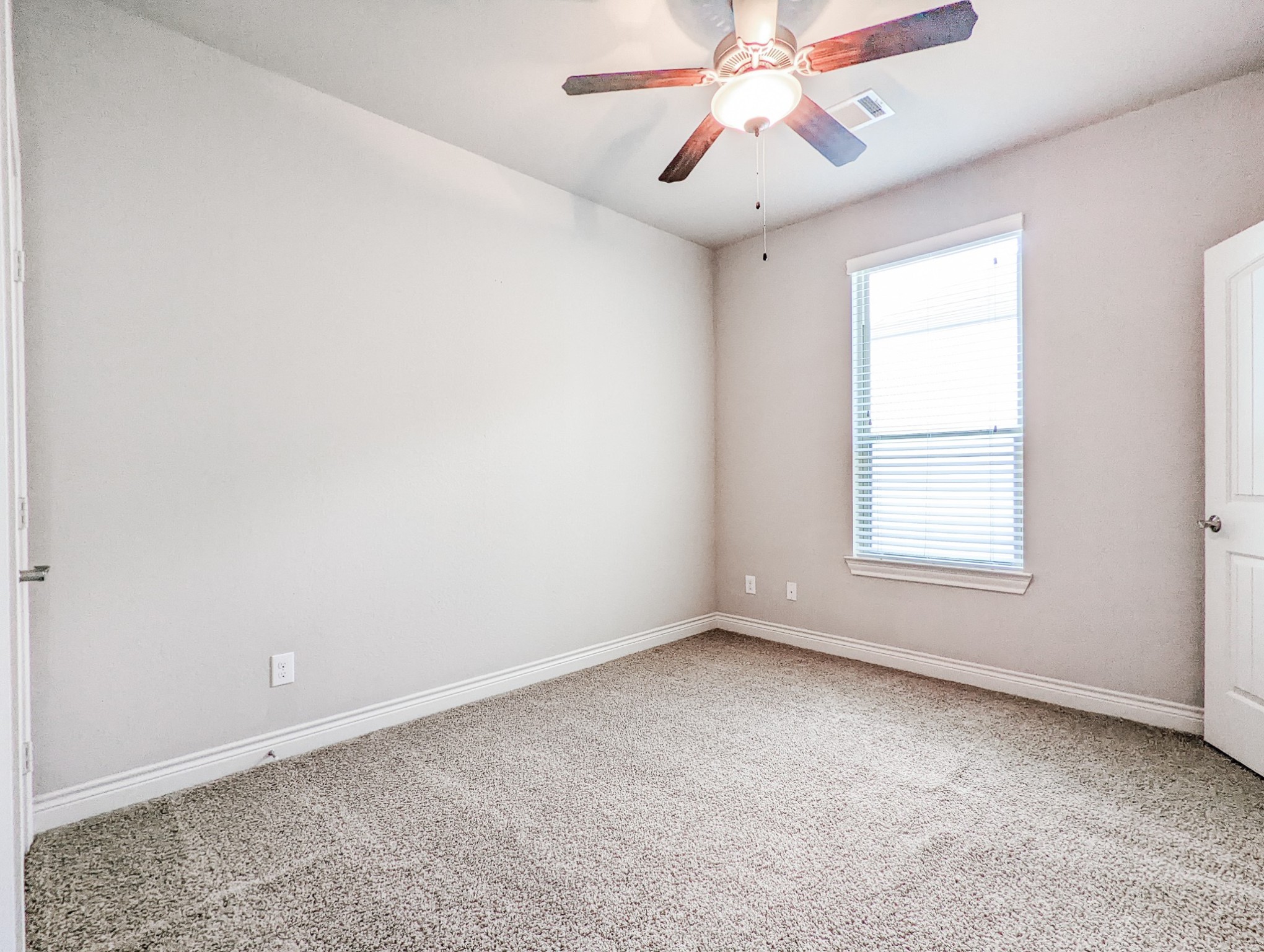 5323 Kiam Street Houston, TX 77007 - Photo 24 of 28 an empty room with a window and a fan
