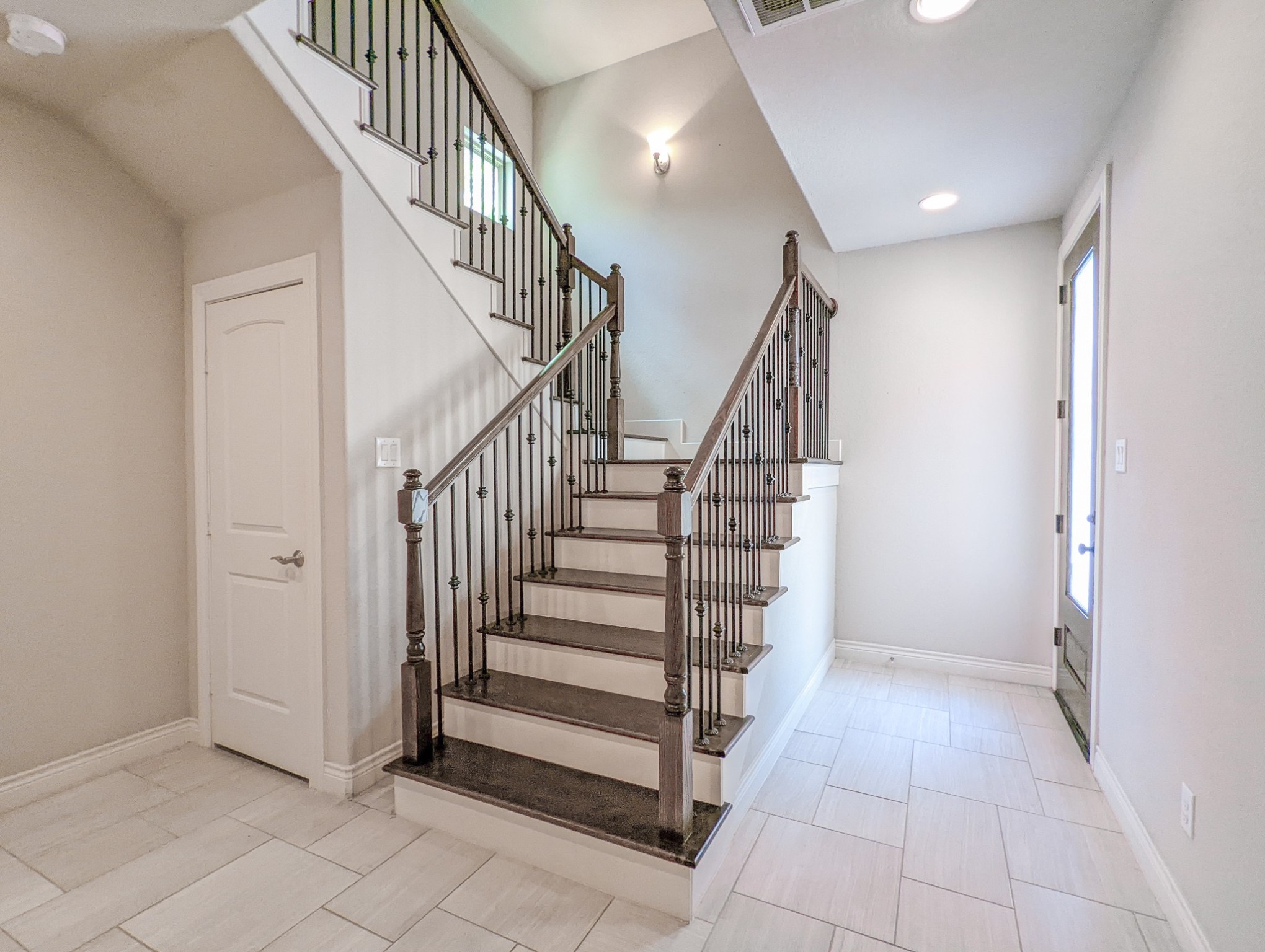 5323 Kiam Street Houston, TX 77007 - Photo 4 of 28 a view of entryway