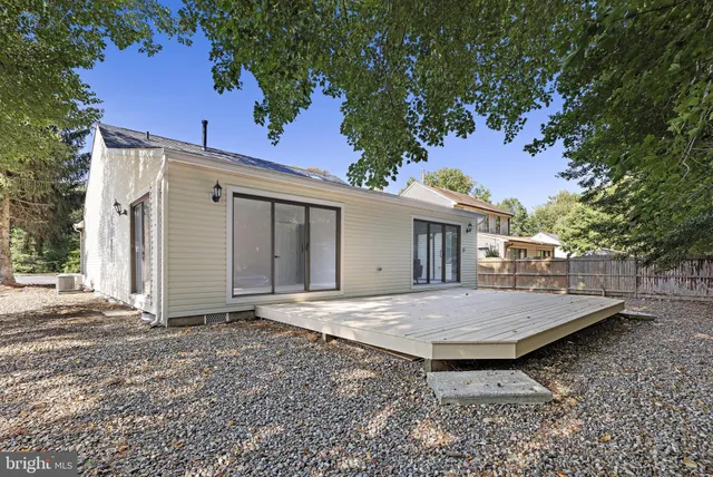 a view of a house with backyard and trees