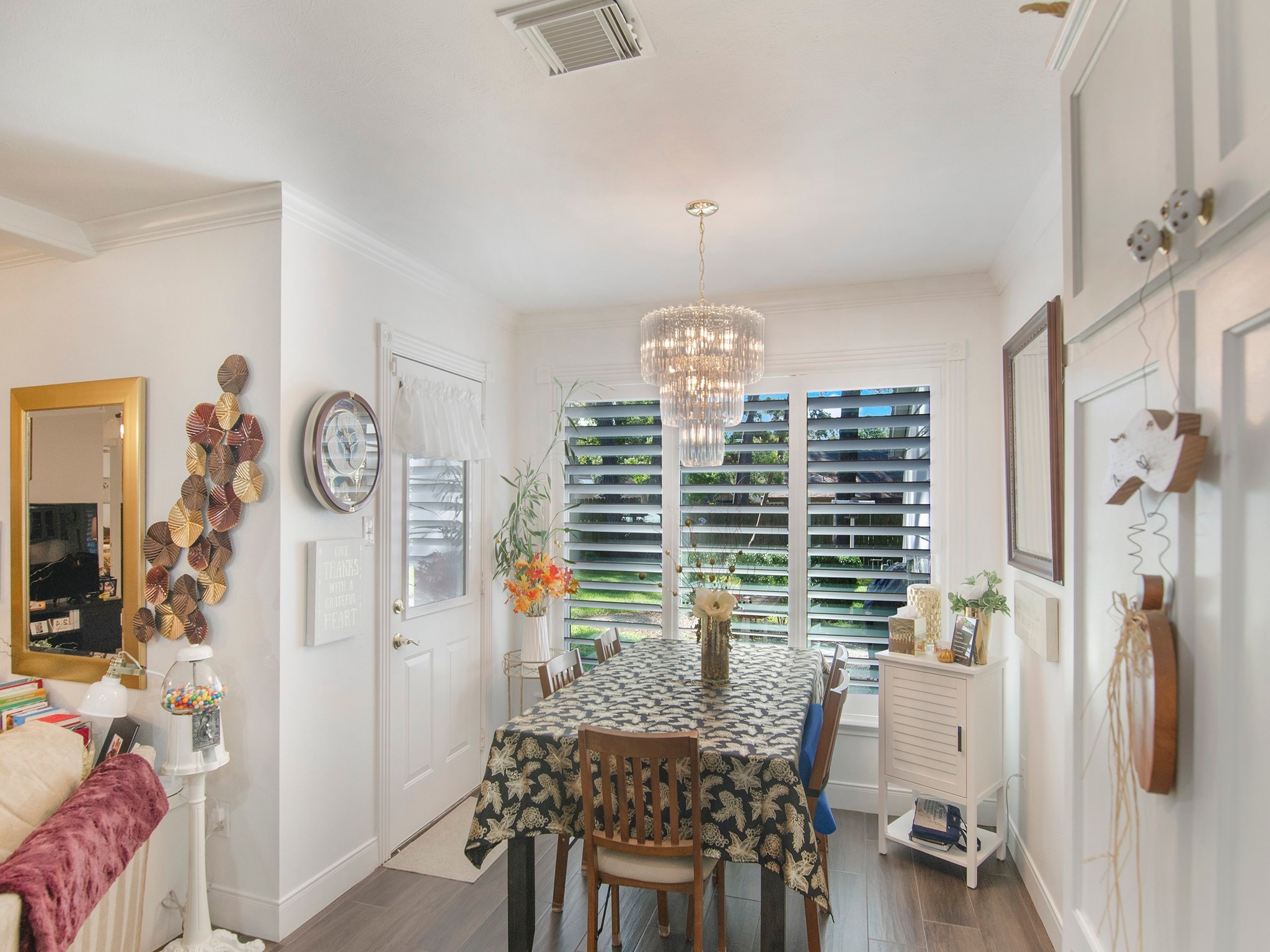 532 Raleigh Drive Conroe, TX 77302 - Photo 17 of 40 a view of hall way with furniture and chandelier