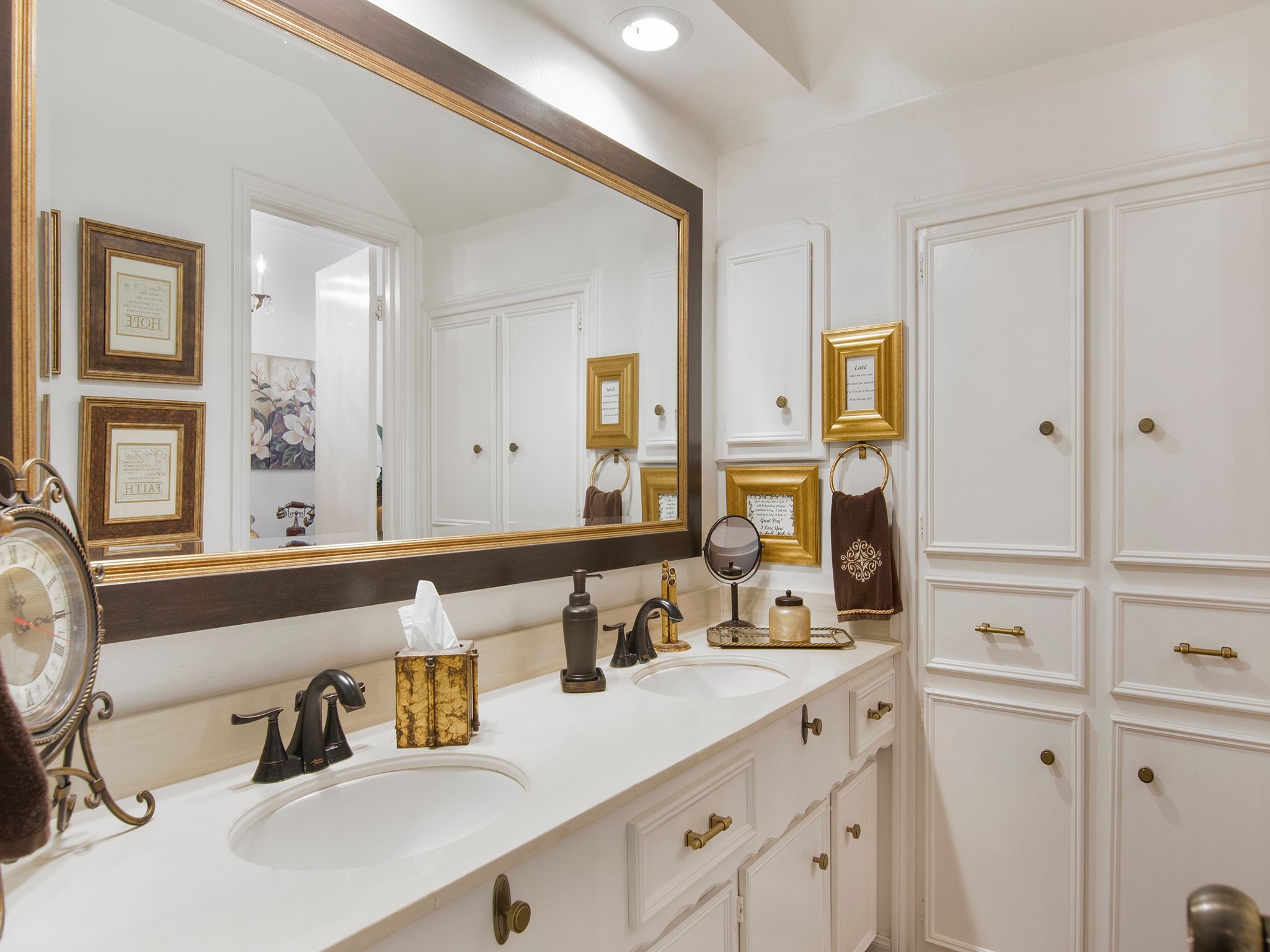 532 Raleigh Drive Conroe, TX 77302 - Photo 25 of 40 Bright and well-appointed full bathroom serving the upstairs bedrooms featuring a thoughtful layout and stylish finishes that combine practicality with a touch of elegance.