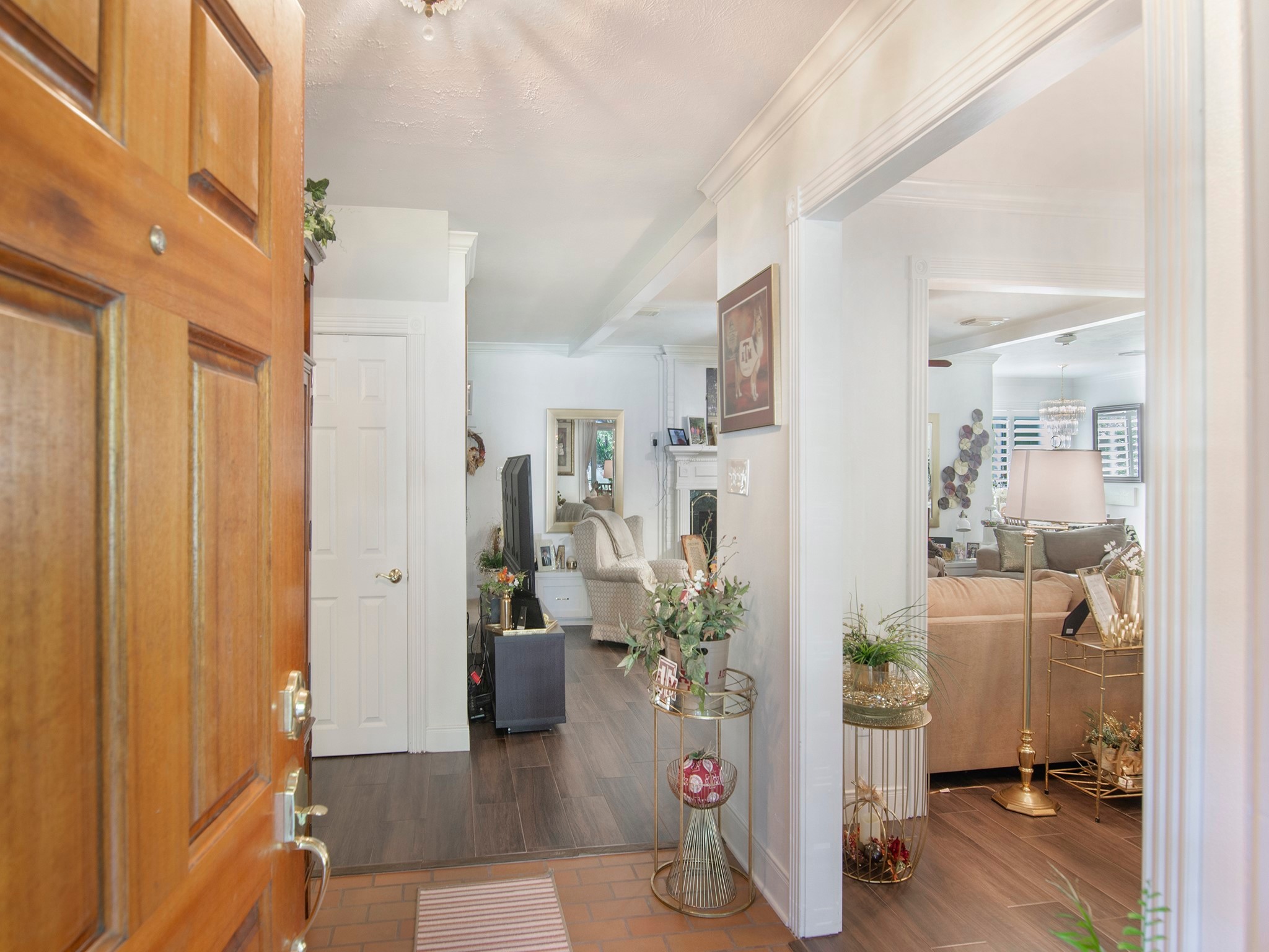 532 Raleigh Drive Conroe, TX 77302 - Photo 3 of 40 a view of a hallway with living room and filled with furniture