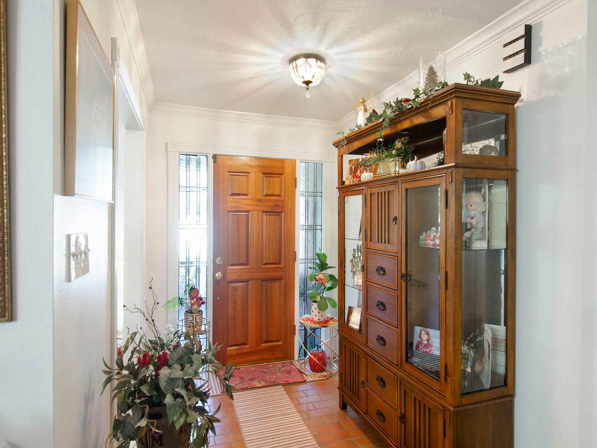 532 Raleigh Drive Conroe, TX 77302 - Photo 4 of 40 Beautiful glass panel windows at the front door allowing for the natural light.