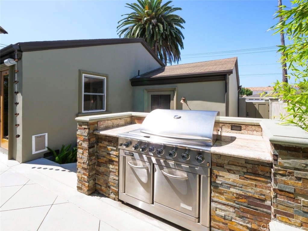 2804 Vail Avenue Redondo Beach, CA 90278 - Photo 25 of 29 a kitchen with a stove and a potted plant