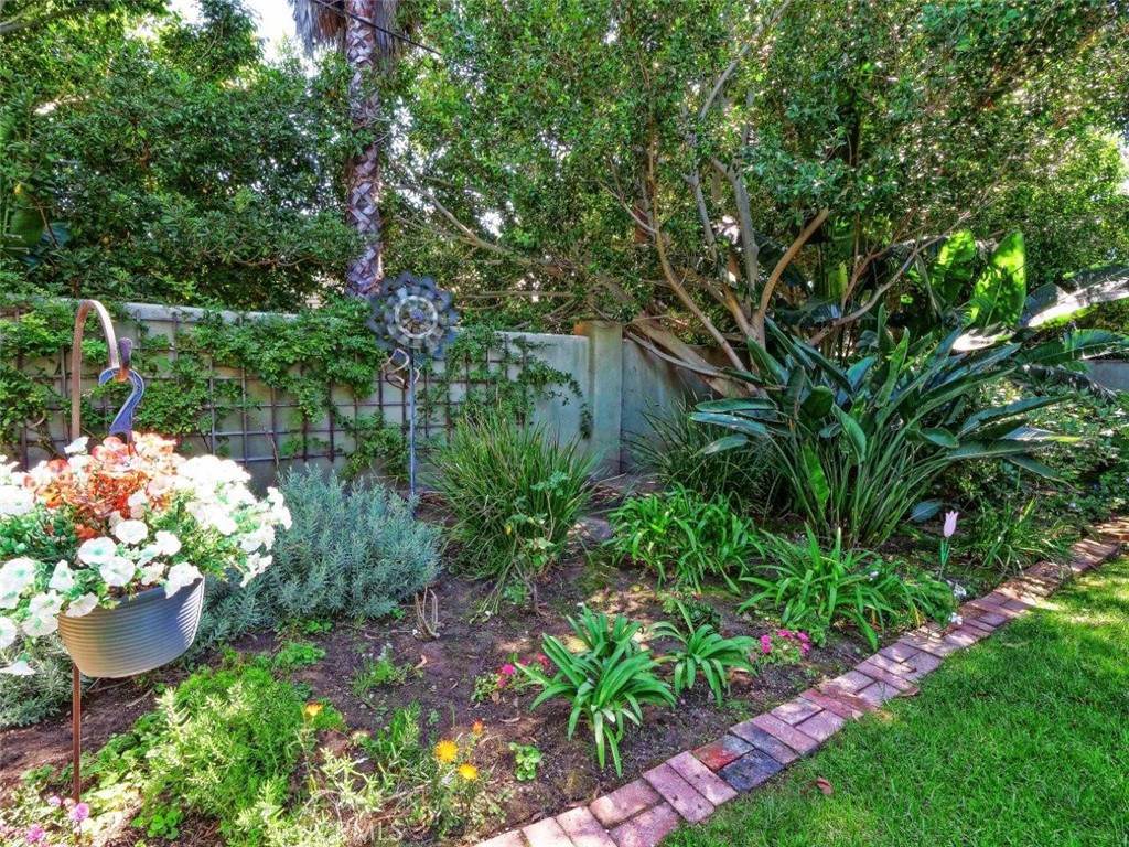 2804 Vail Avenue Redondo Beach, CA 90278 - Photo 28 of 29 a bunch of flowers are in a garden