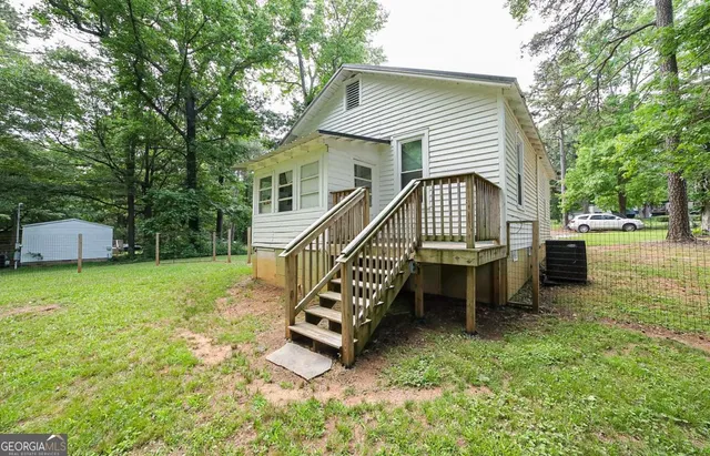 a view of a house with backyard and a garden
