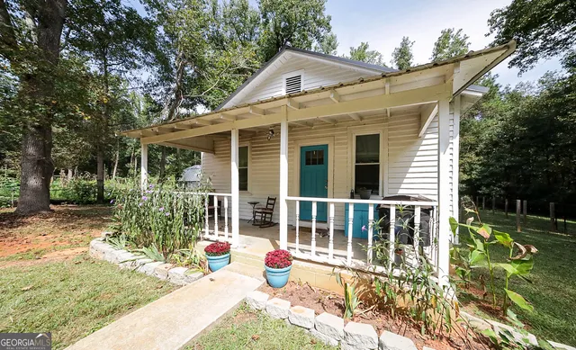 a house view with a outdoor space