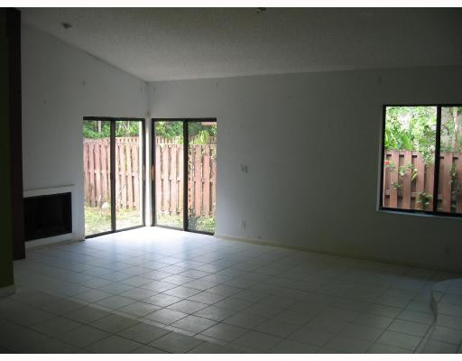 21825 Atrium Boulevard, Unit 20 Boca Raton, FL 33433 - Photo 2 of 11 Living Room
