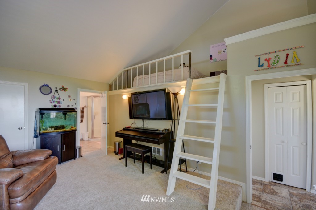 2137 West Beach Road Oak Harbor, WA 98277 - Photo 12 of 25 Gallery Image 12