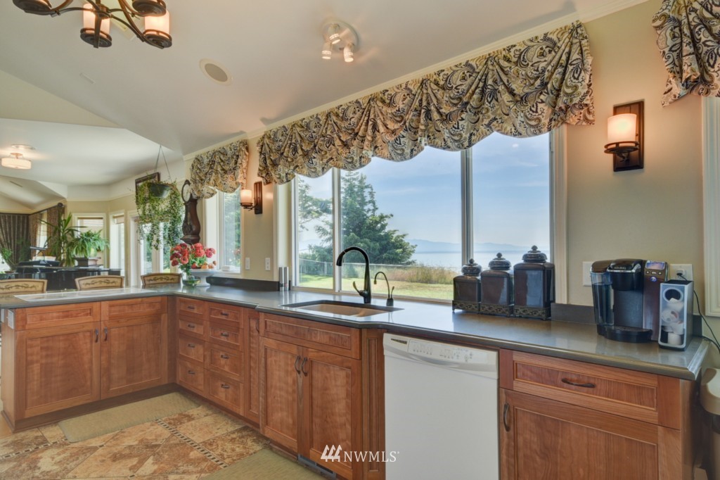 2137 West Beach Road Oak Harbor, WA 98277 - Photo 8 of 25 Gallery Image 8