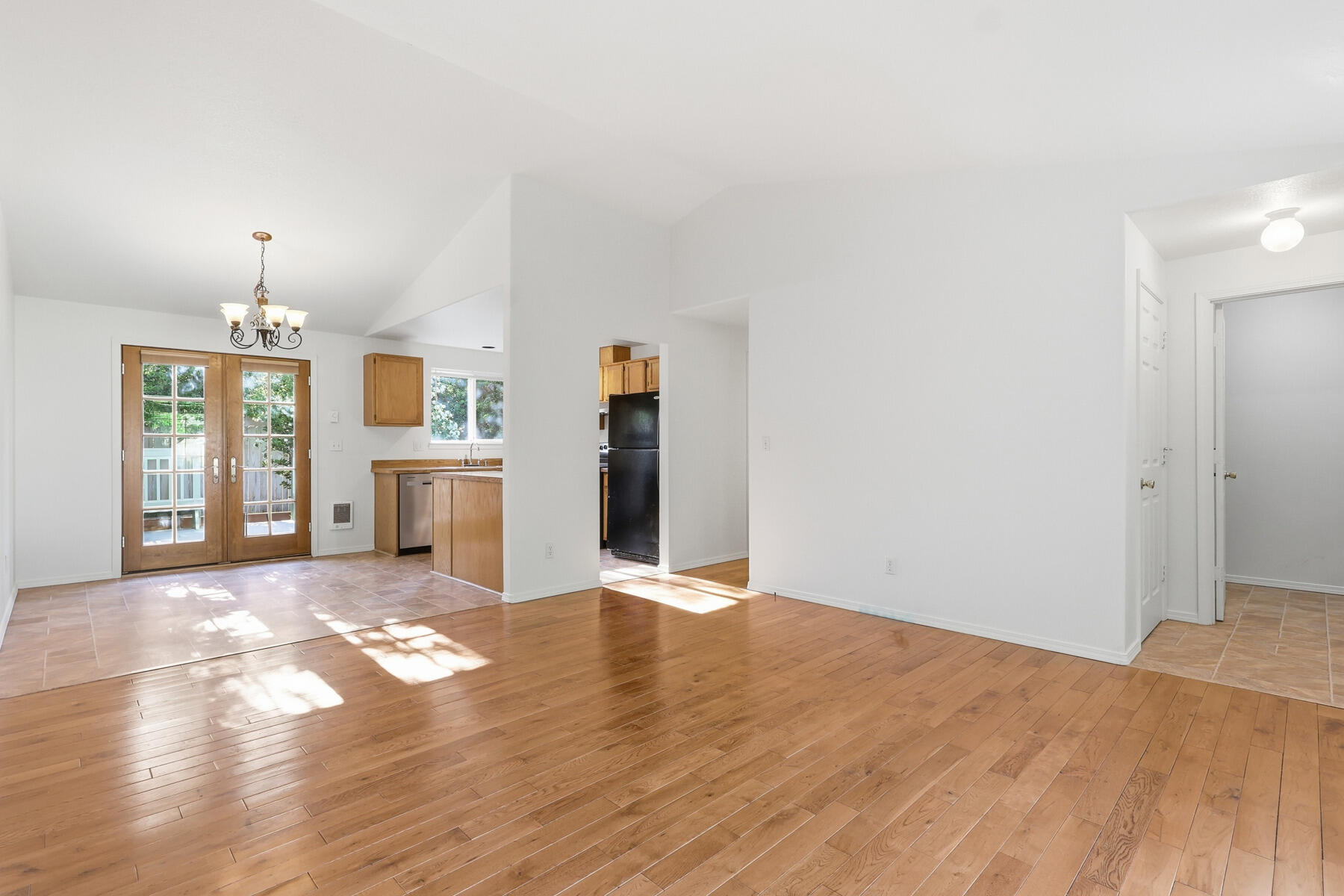 2067 Southwest 30th Street Redmond, OR 97756 - Photo 17 of 59 18_living