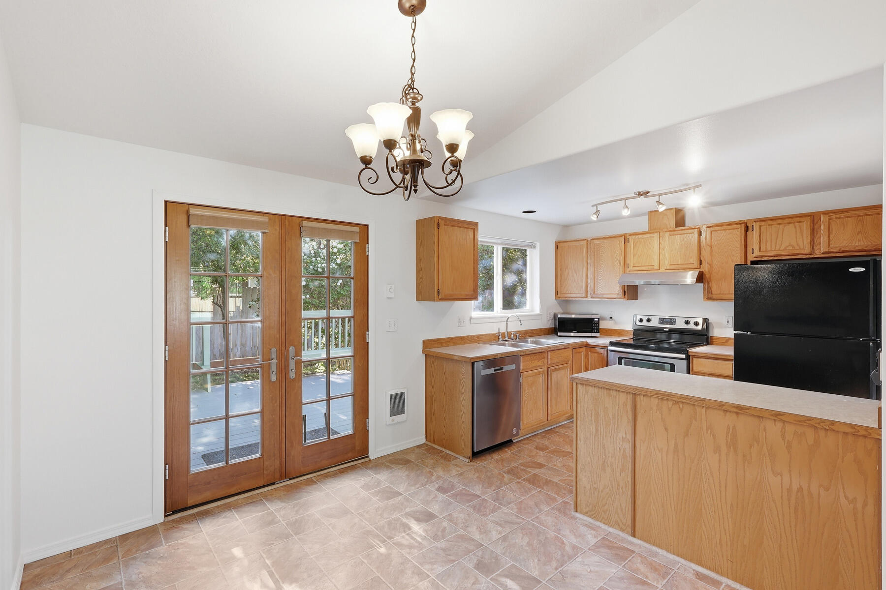 2067 Southwest 30th Street Redmond, OR 97756 - Photo 19 of 59 20_kitchen