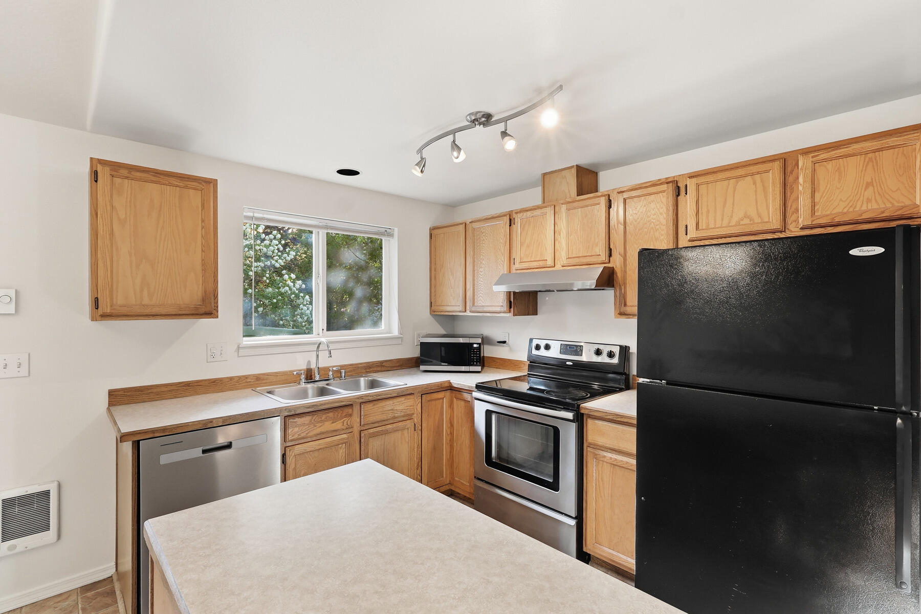 2067 Southwest 30th Street Redmond, OR 97756 - Photo 21 of 59 22_kitchen