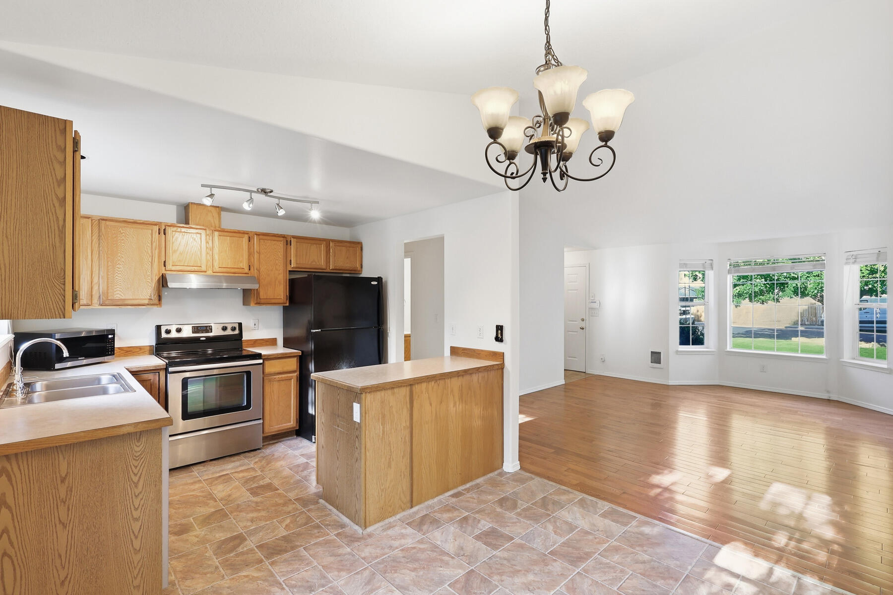 2067 Southwest 30th Street Redmond, OR 97756 - Photo 22 of 59 23_kitchen
