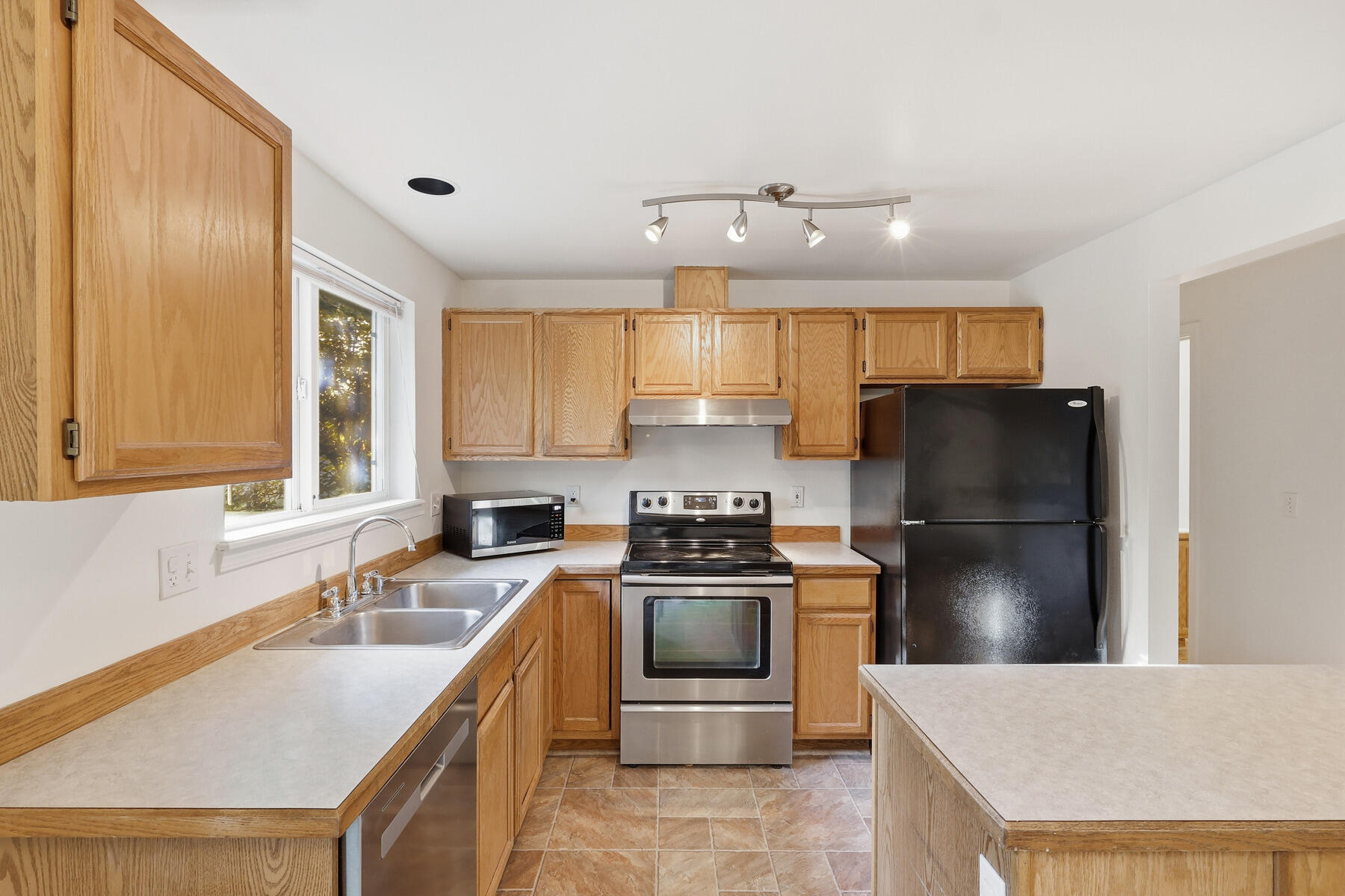 2067 Southwest 30th Street Redmond, OR 97756 - Photo 23 of 59 24_kitchen