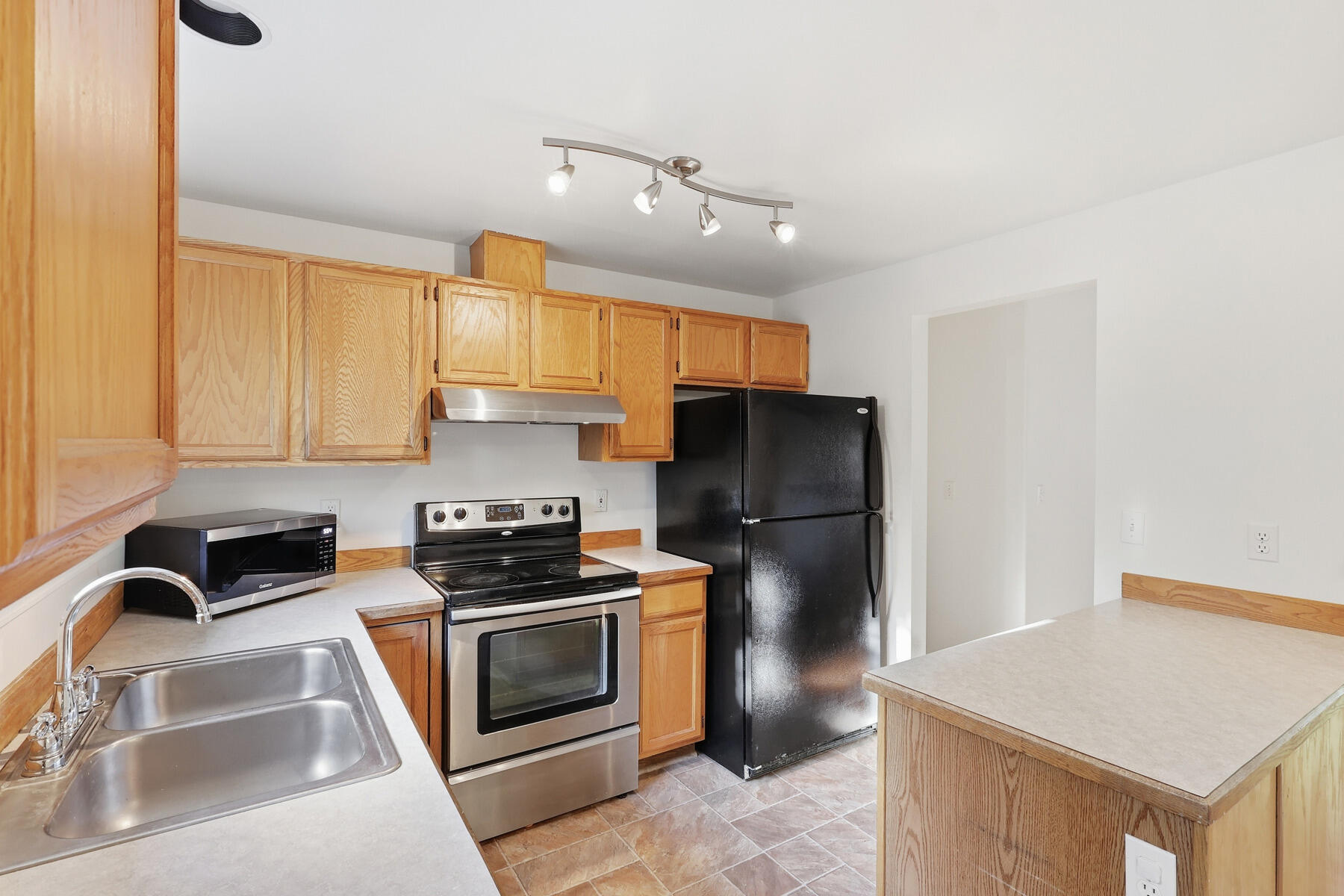 2067 Southwest 30th Street Redmond, OR 97756 - Photo 24 of 59 25_kitchen