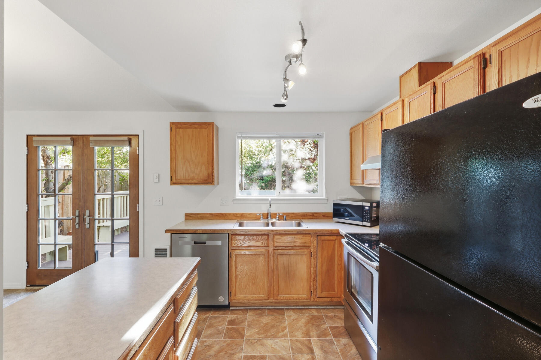 2067 Southwest 30th Street Redmond, OR 97756 - Photo 25 of 59 26_kitchen
