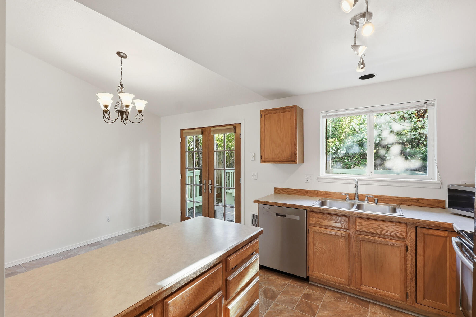 2067 Southwest 30th Street Redmond, OR 97756 - Photo 26 of 59 27_img_38kitchen
