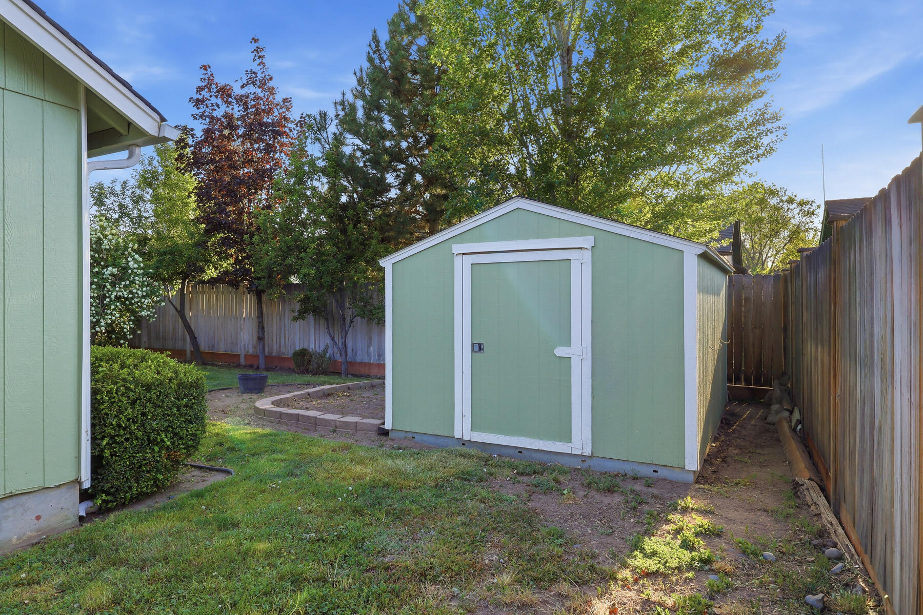 2067 Southwest 30th Street Redmond, OR 97756 - Photo 39 of 59 40_backyard